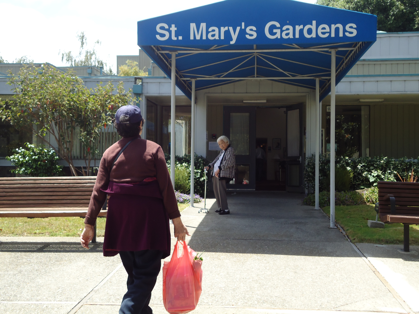 Residents at St. Mary’s Gardens make frequent walking trips back and forth to the Chinatown markets nearby. Parties, dances, and exercise classes also keep seniors active at the community near Oakland’s Old City. By Diana Alonzo.