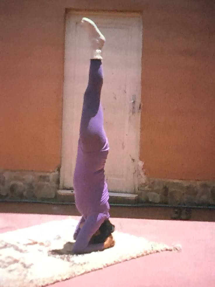 mom_headstand